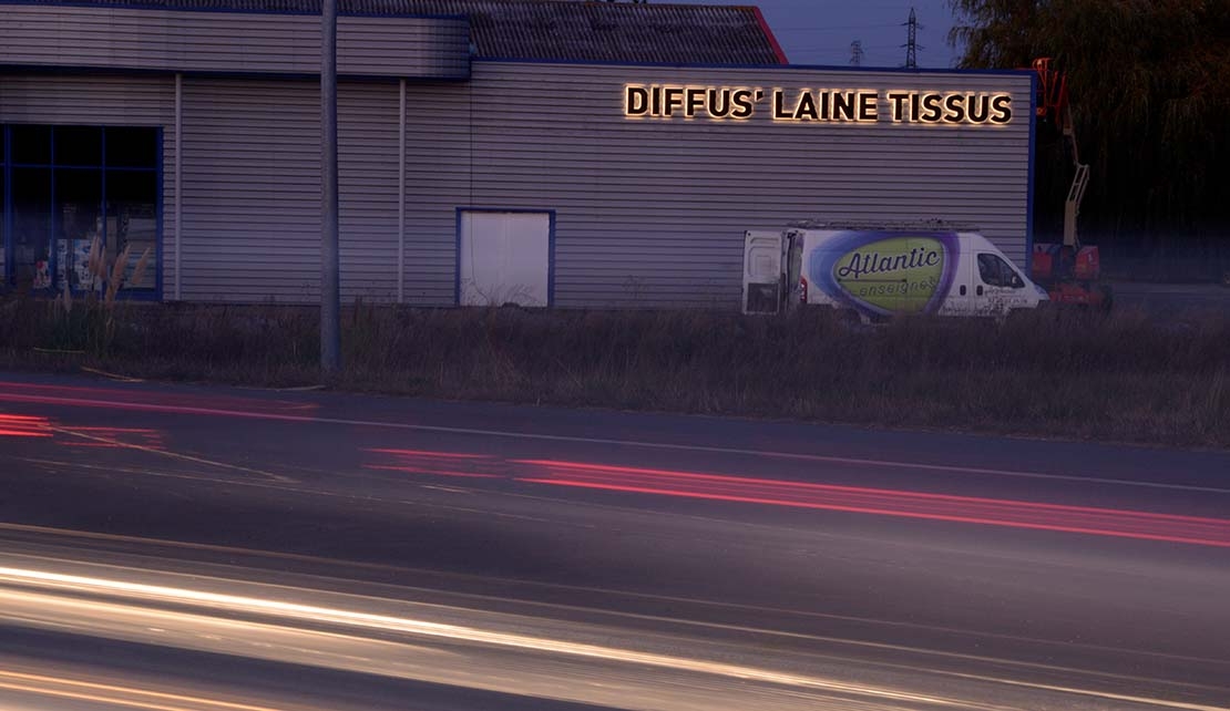 Pose de nouvelle enseigne Diffuse Laine, Saint Nazaire